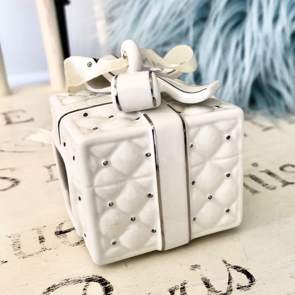 PANDORA, 2016, Porcelain, White And Silver, Quilted, Christmas Present, Ornament - Picture 7 of 16